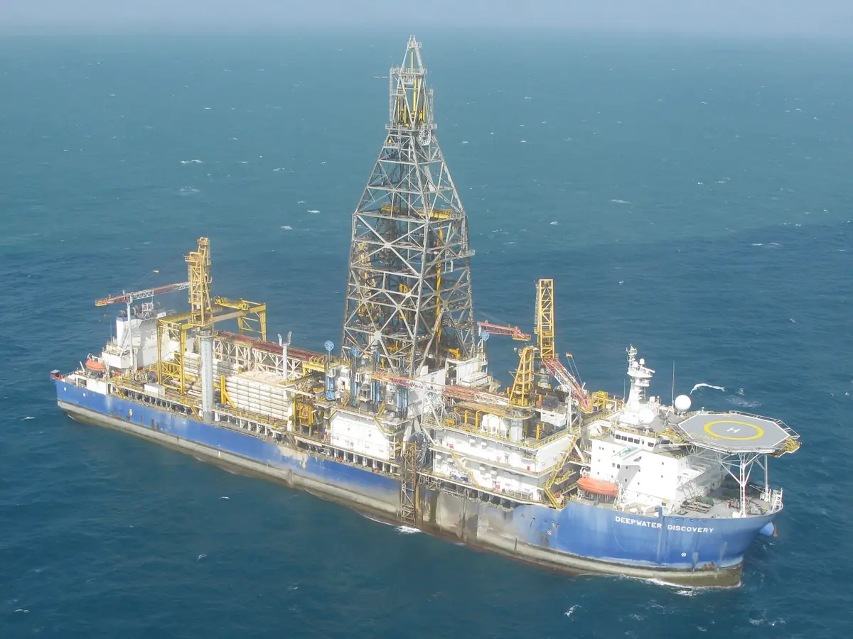 Navio-sonda Deepwater Discovery em alto-mar, visto de helicóptero