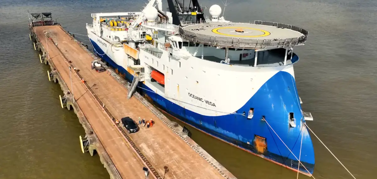 Navio sísmico Oceanic Vega atracado em píer, visto de cima