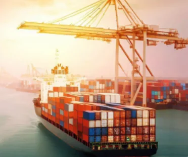 Guindaste de porto operando navio porta-contêineres