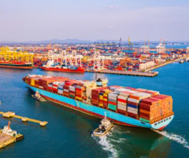 Navio porta-contêineres chegando ao porto