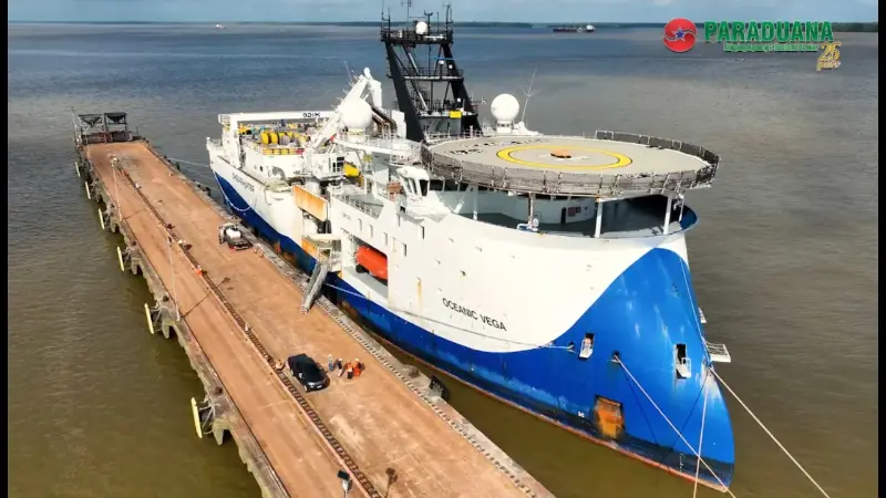 Navio sísmico Oceanic Vega atracado no porto de Outeiro
